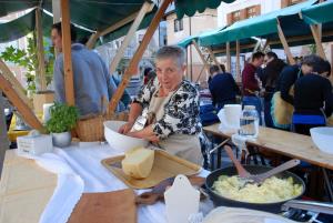 Pripravljanje frike na stojnici (arhiv občine)-1200